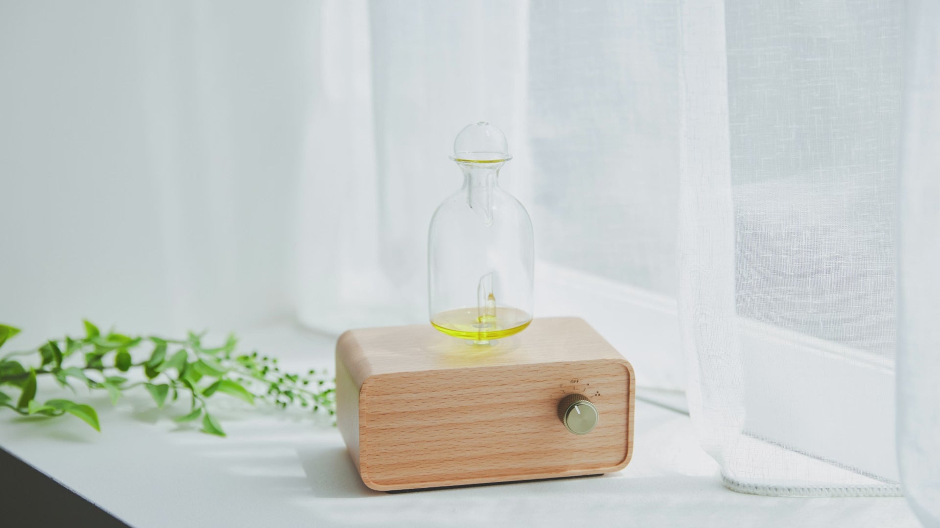 香り広がるガラスアロマネブライザー Kirika 精油2本つき